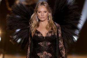 "Ήμουν μόλις 15 ετών" | Η Kate Moss μιλά για τη δική της τραυματική εμπειρία από τον χώρο του modeling - εικόνα 1