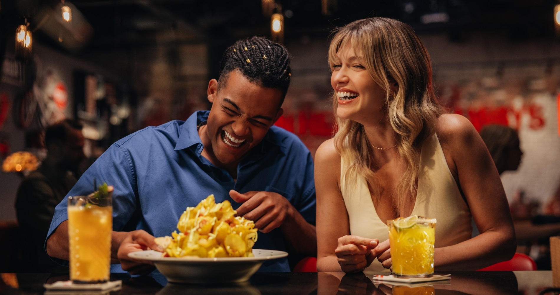 Εμμανουήλ Καραλής | Σπάνια εμφάνιση με τη μητέρα του, Σάρα, σε θεατρική βραδιά - εικόνα 1