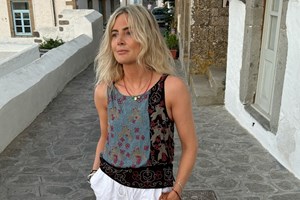 Τι φορούν οι διάσημες fashionistas στις διακοπές τους στην Ελλάδα - εικόνα 1