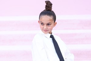 Camille Razat | Η πρωταγωνίστρια του Emily in Paris δηλώνει ερωτευμένη με την Ελλάδα - εικόνα 1