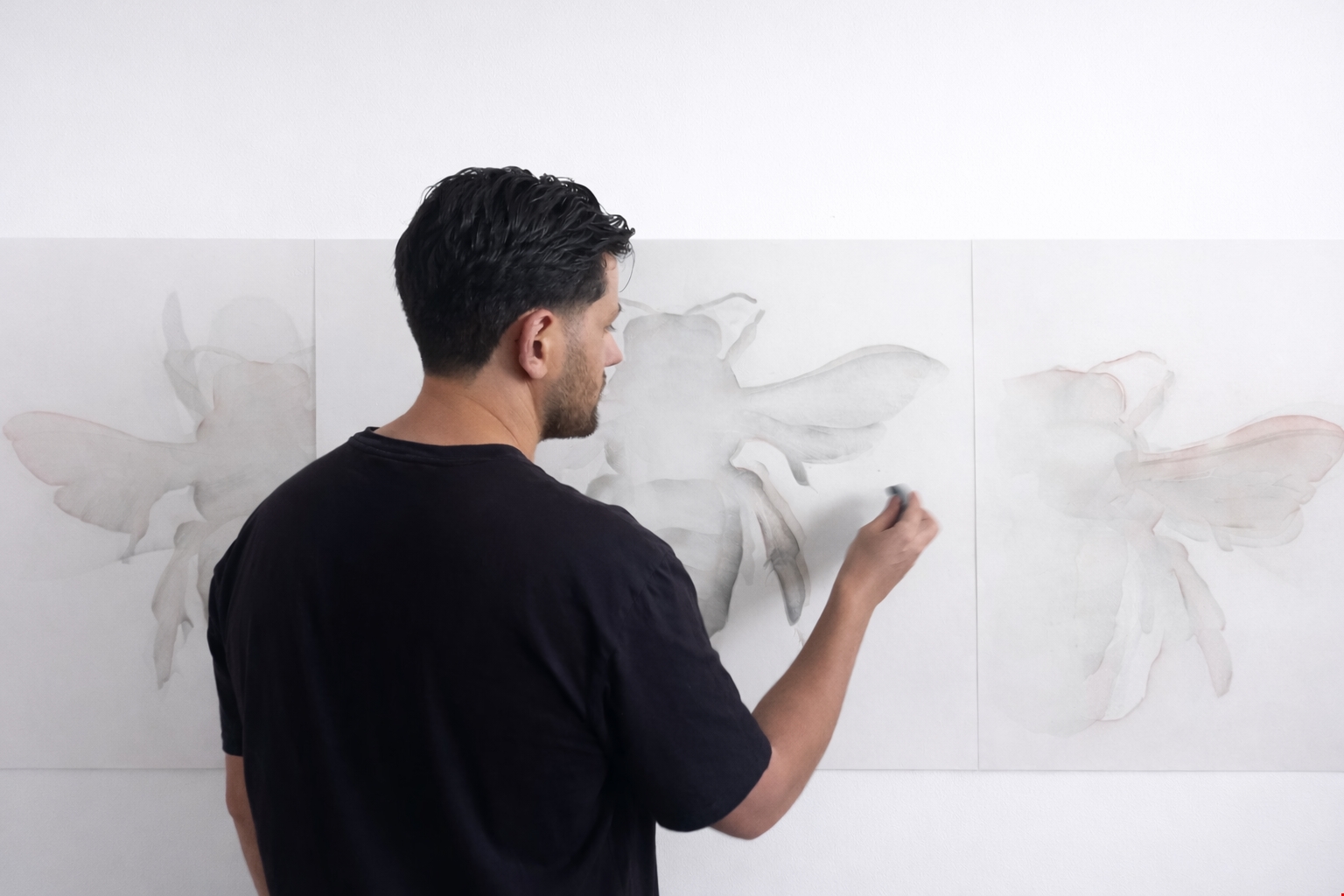 Η Απουσία του Παρόντος | Στην πρώτη ατομική έκθεση του Νίκου Κανόγλου, κάθε εικόνα λειτουργεί ως αποτύπωμα