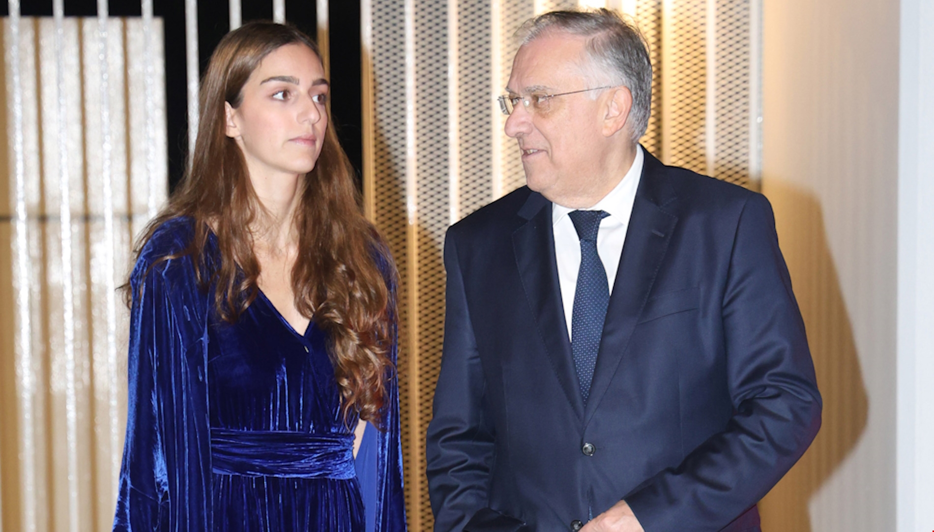 Η εντυπωσιακή κόρη του Τάκη Θεοδωρικάκου, Χριστίνα συνόδεψε τον πατέρα της στη δεξίωση της Guilfoyle