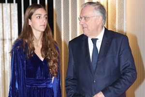 Όλγα Κεφαλογιάννη | Χριστουγεννιάτικη εμφάνιση στη δεξίωση στην Αμερικανική Πρεσβευτική Κατοικία - εικόνα 2