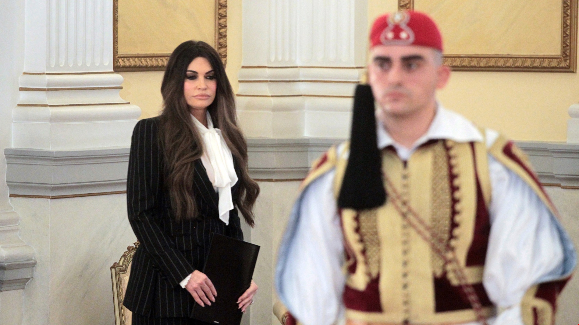 Η Kimberly Guilfoyle στην Αθήνα | Τι κοινό είχαν τα business looks της στην Ηρώδου Αττικού