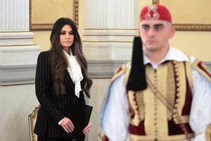 Πιστή στην cool στολή της, η Kimberly Guilfoyle επιλέγει navy κοστούμι και pussy bow μπλούζα - εικόνα 4