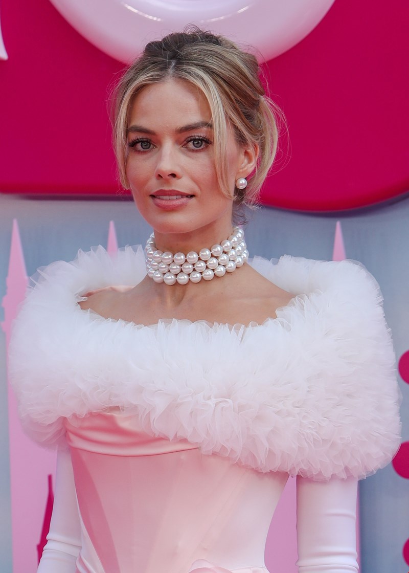 H Margot Robbie.