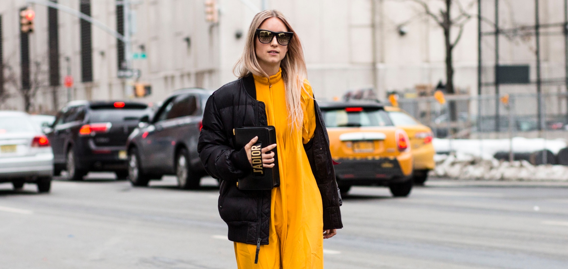 Η Έλλη Στάη με καφέ δερμάτινο κοστούμι σε επίσημη πρεμιέρα θεατρικής παράστασης - εικόνα 2