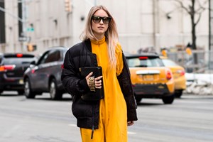 Η Έλλη Στάη με καφέ δερμάτινο κοστούμι σε επίσημη πρεμιέρα θεατρικής παράστασης - εικόνα 2