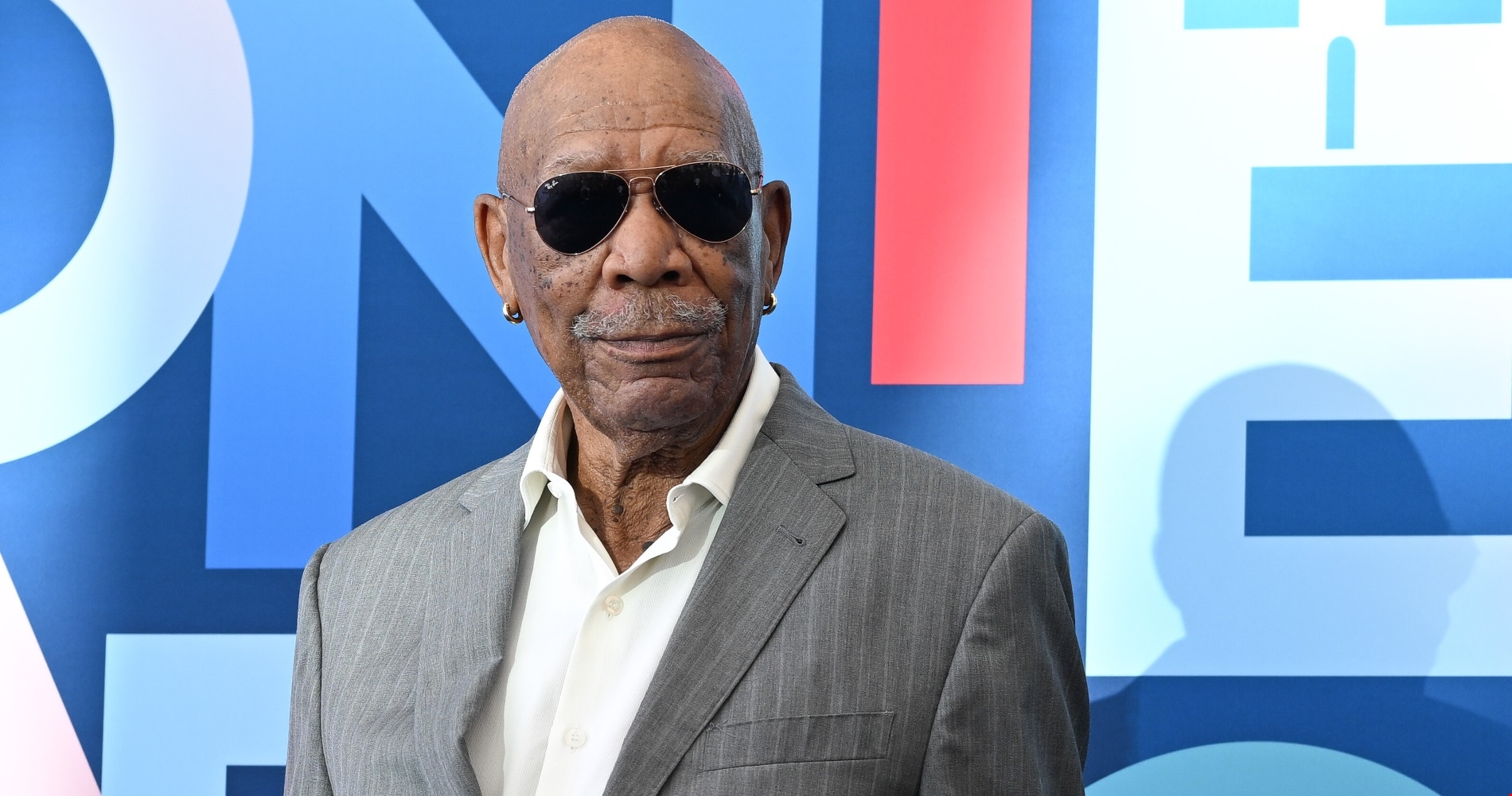 Oscars 2025 | Γιατί ο Morgan Freeman φορούσε γάντι στο αριστερό του χέρι - εικόνα 1