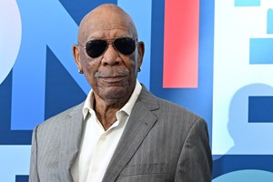 Oscars 2025 | Γιατί ο Morgan Freeman φορούσε γάντι στο αριστερό του χέρι - εικόνα 1