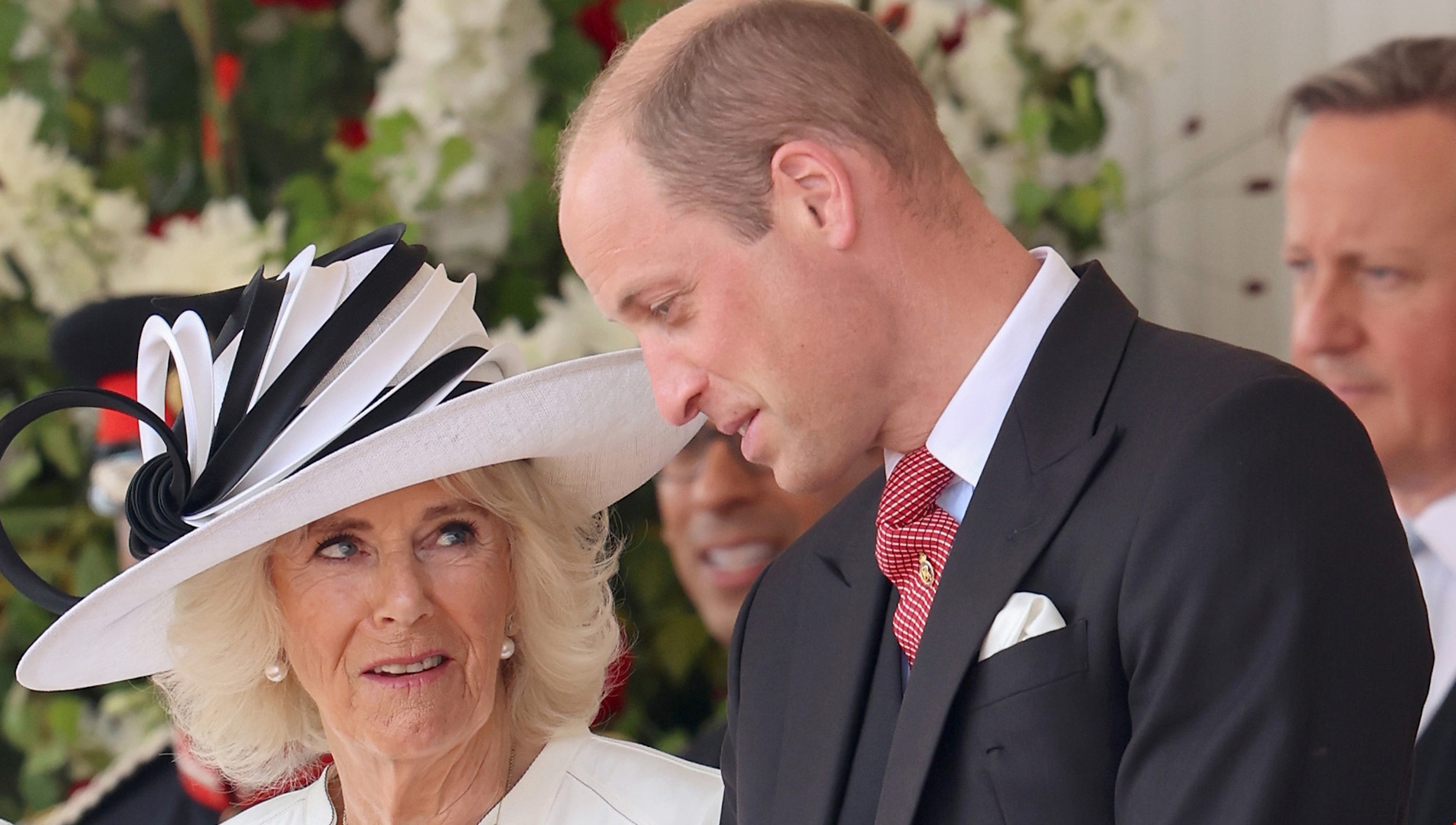 Όταν η Victoria Beckham υποκλίθηκε στη βασίλισσα Καμίλα - εικόνα 3