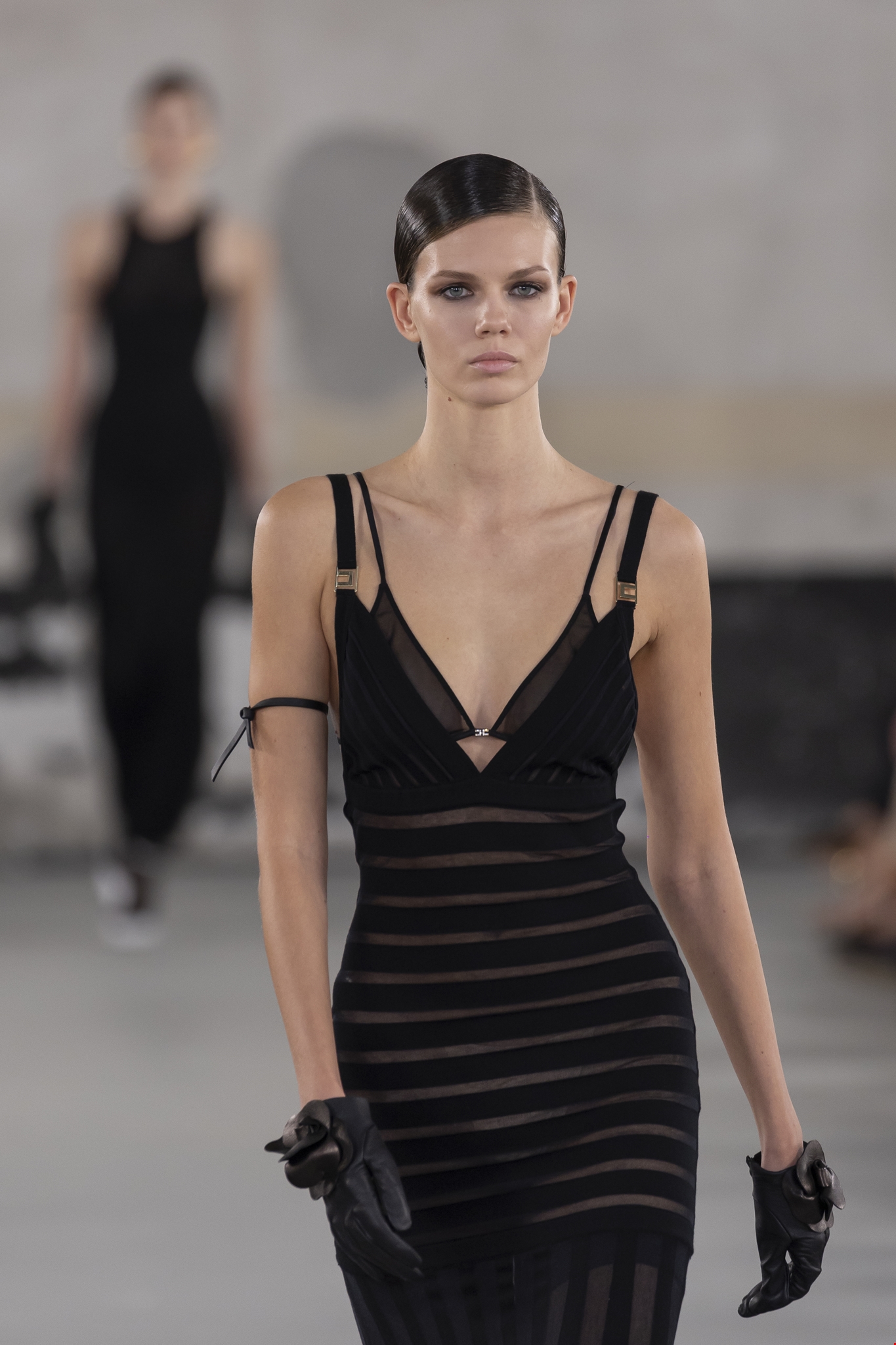 Τα πιο anti-frizz tips για μαλλιά που μένουν στη θέση τους και το καλοκαίρι - εικόνα 2