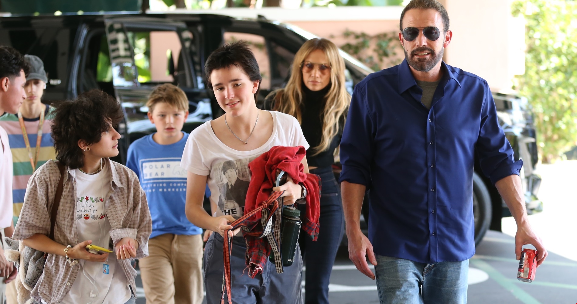 Jennifer Lopez | Σε casual πρωινή εμφάνιση με τα πιο trendy παπούτσια της σεζόν - εικόνα 3