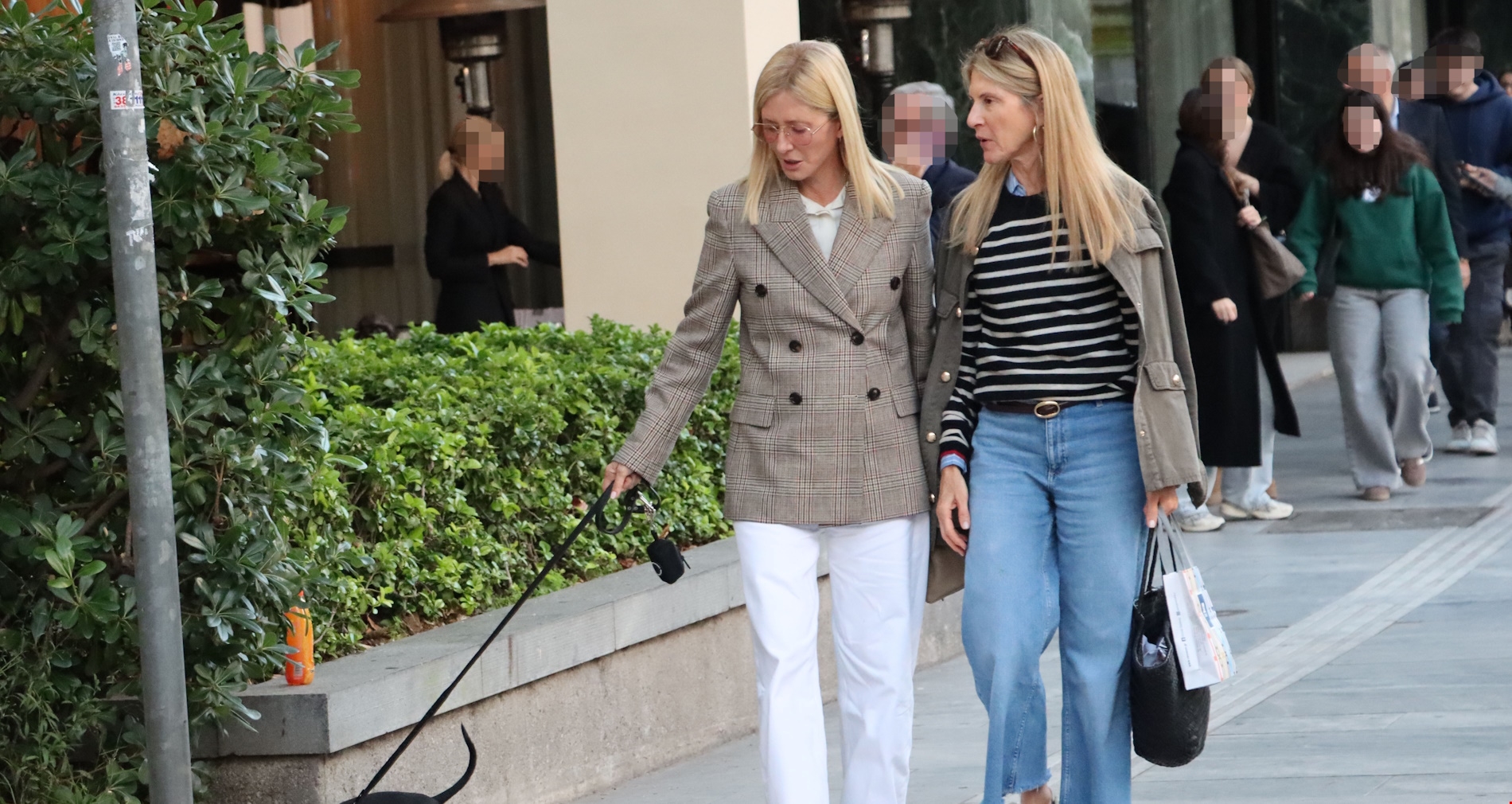 Marie Chantal | Βόλτα στο Σύνταγμα παρέα με τον πιο πιστό της φίλο