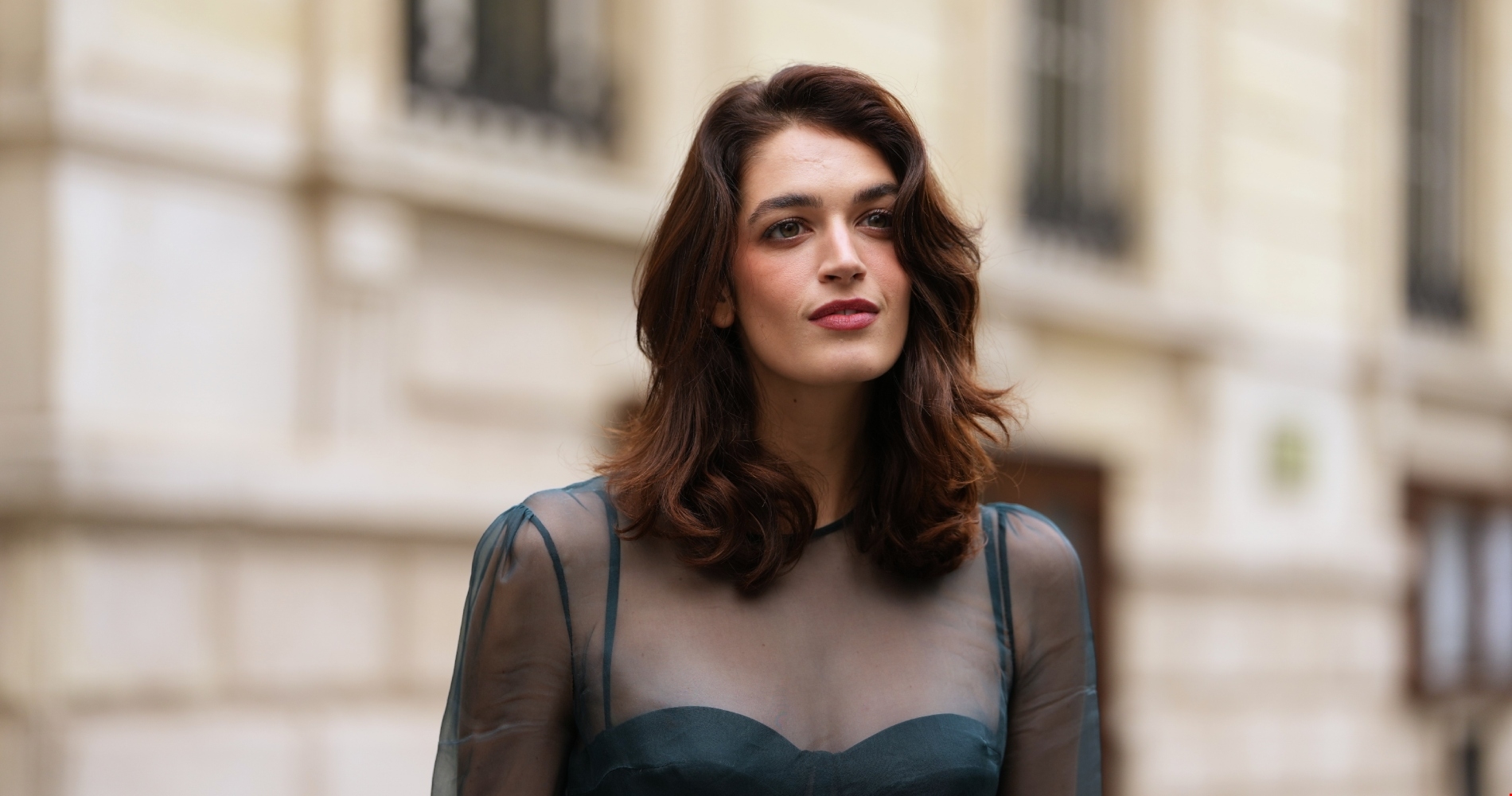 Πώς θα περιορίσεις πραγματικά το φριζάρισμα στα μαλλιά τις μέρες με υγρασία - εικόνα 2