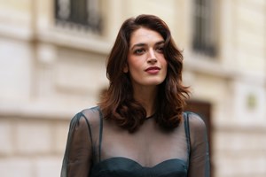 Πώς θα περιορίσεις πραγματικά το φριζάρισμα στα μαλλιά τις μέρες με υγρασία - εικόνα 2