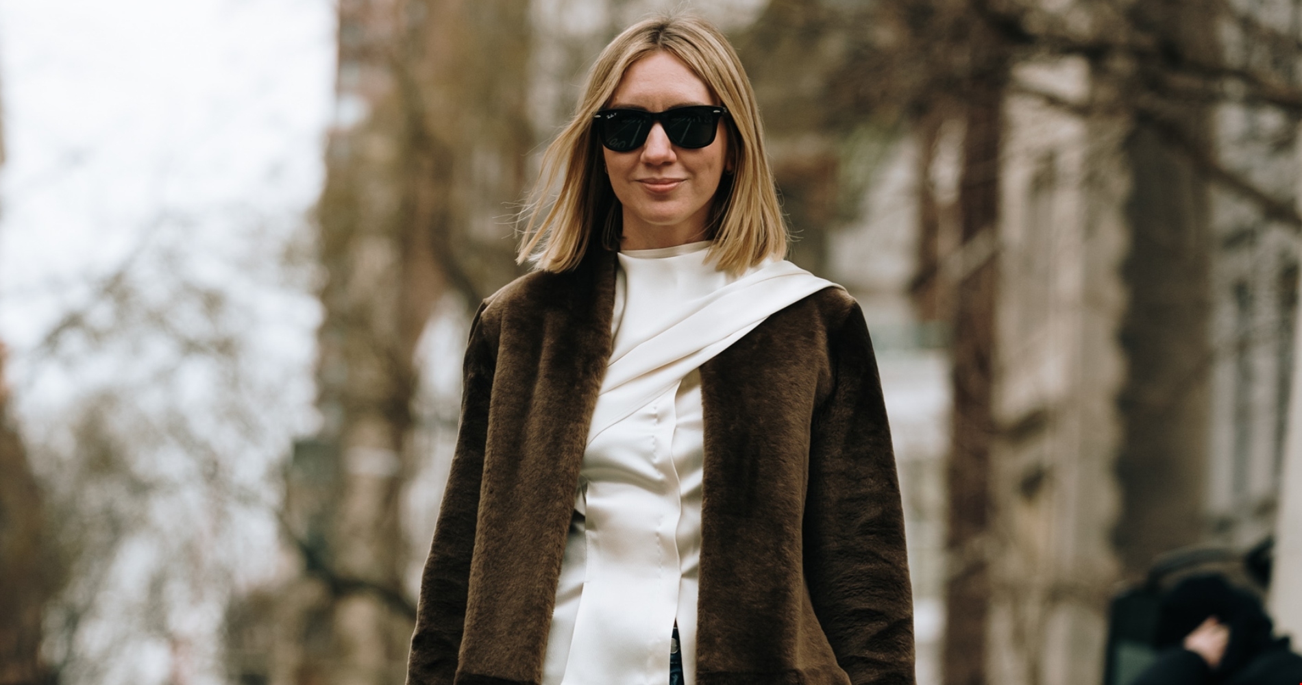 Σία Κοσιώνη | Η statement βραδινή εμφάνιση με ασημί metallic παντελόνι - εικόνα 2