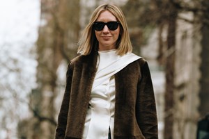 Σία Κοσιώνη | Η statement βραδινή εμφάνιση με ασημί metallic παντελόνι - εικόνα 2