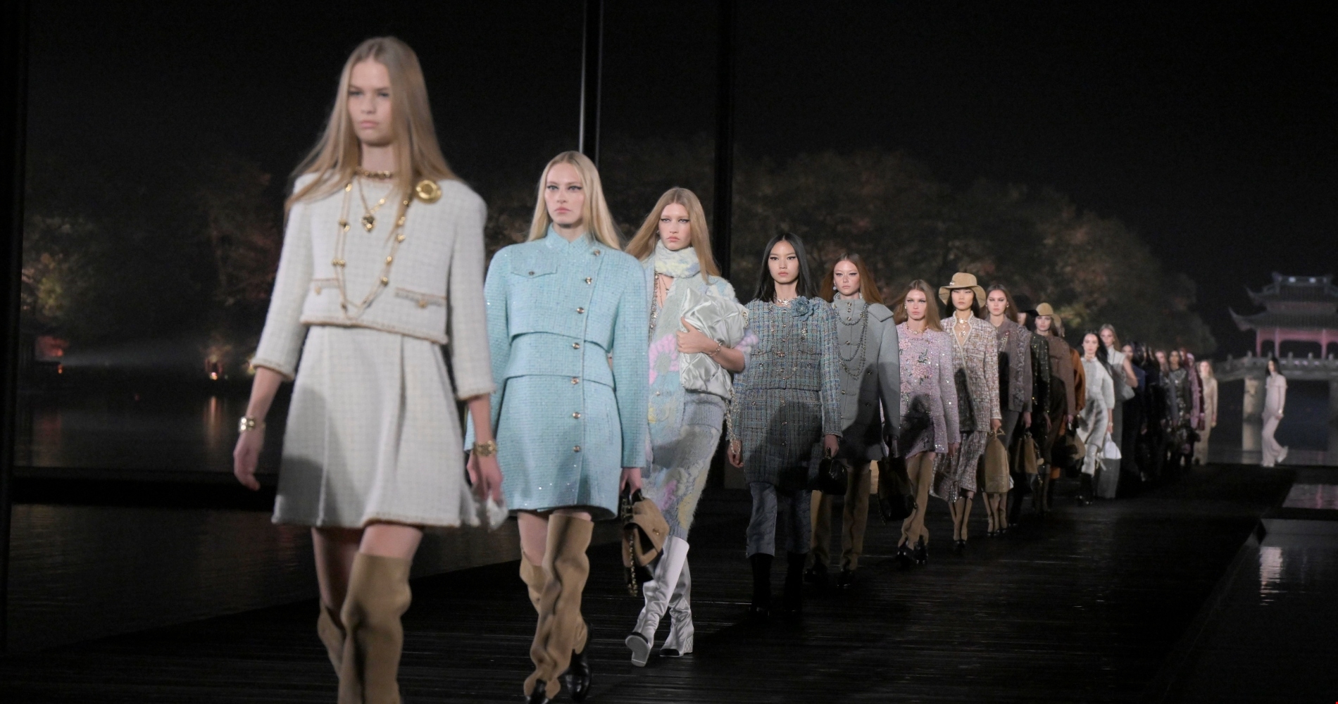 Dua Lipa | Η chic εμφάνισή της στην επίδειξη Chanel Haute Couture SS2025 - εικόνα 1