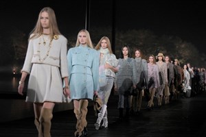 Dua Lipa | Η chic εμφάνισή της στην επίδειξη Chanel Haute Couture SS2025 - εικόνα 1