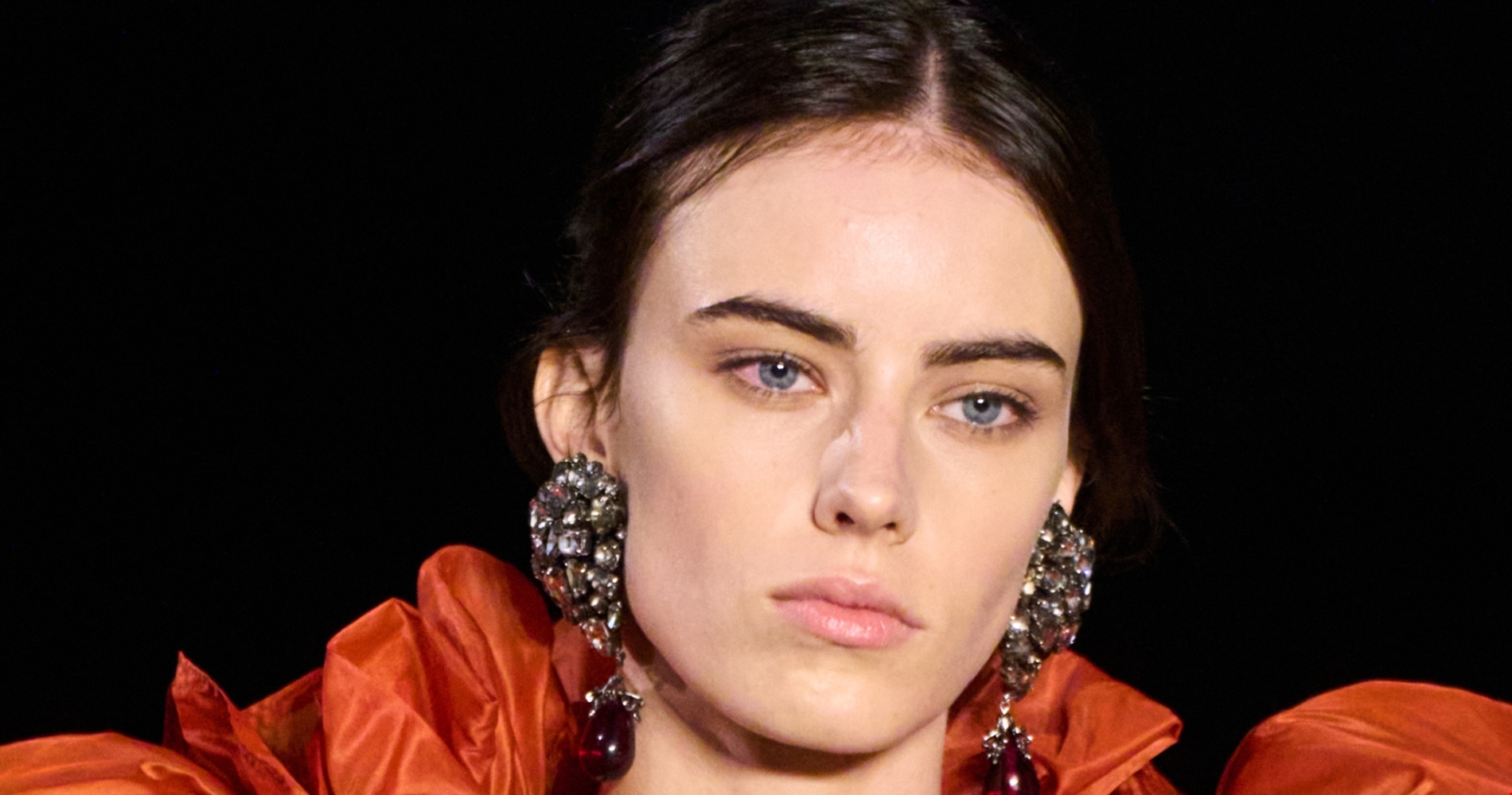 Κατερίνα Διδασκάλου | Το signature χτένισμά της έχει μια λεπτομέρεια που επανέρχεται για τα καλά στις τάσεις του φθινοπώρου - εικόνα 2