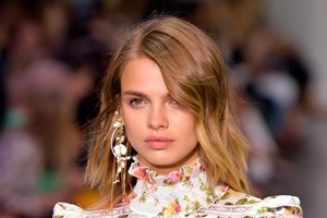 Orange Sorbet Nails | Η Selena Gomez υιοθέτησε το πιο δροσερό μανικιούρ για το καλοκαίρι - εικόνα 1