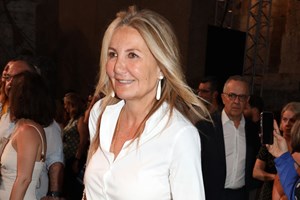 Ο Κυριάκος και η Μαρέβα Μητσοτάκη στο σπίτι τους στην Τήνο | Η καλοκαιρινή εμφάνιση της επιχειρηματία - εικόνα 1