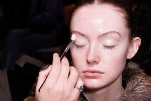 Αυτά τα θαυματουργά primers θα διατηρήσουν αναλλοίωτο το μακιγιάζ σου στη ζέστη (όσες ώρες κι αν περάσουν) - εικόνα 2