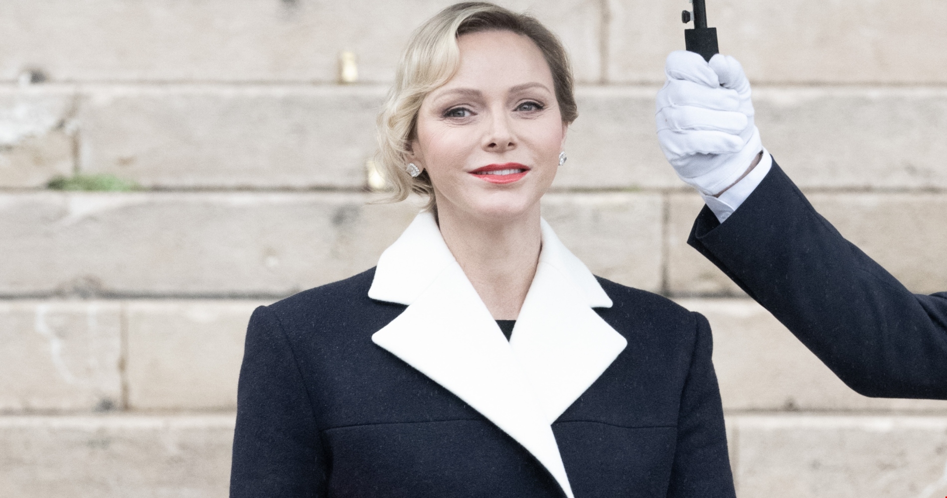 Charlene του Μονακό | Το κομψό two-piece σύνολό της είναι η τέλεια επιλογή αν είσαι καλεσμένη σε μια επίσημη εκδήλωση - εικόνα 1