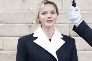 Charlene του Μονακό | Το κομψό two-piece σύνολό της είναι η τέλεια επιλογή αν είσαι καλεσμένη σε μια επίσημη εκδήλωση - εικόνα 1