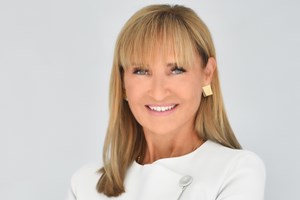 Μάρα Ζαχαρέα | Το καλοκαιρινό every day look της με εμπριμέ αέρινο φόρεμα και flat εσπαντρίγιες - εικόνα 1