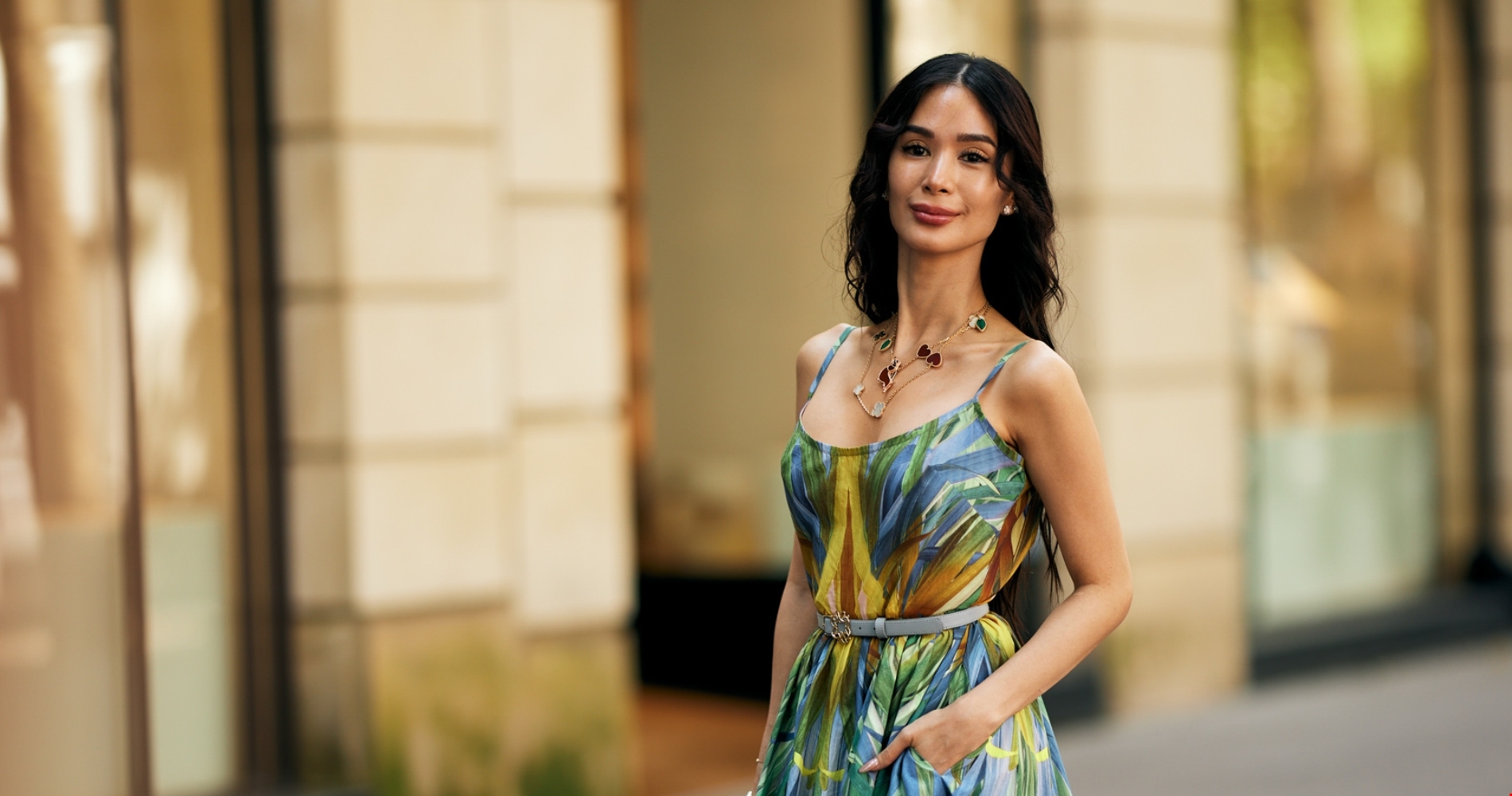 Όλγα Κεφαλογιάννη | Το καλοκαιρινό outfit με λινό καφτάνι και sneakers στην Ανάφη - εικόνα 1