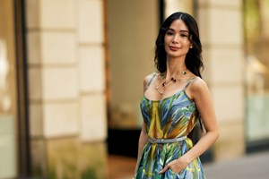 Όλγα Κεφαλογιάννη | Το καλοκαιρινό outfit με λινό καφτάνι και sneakers στην Ανάφη - εικόνα 1