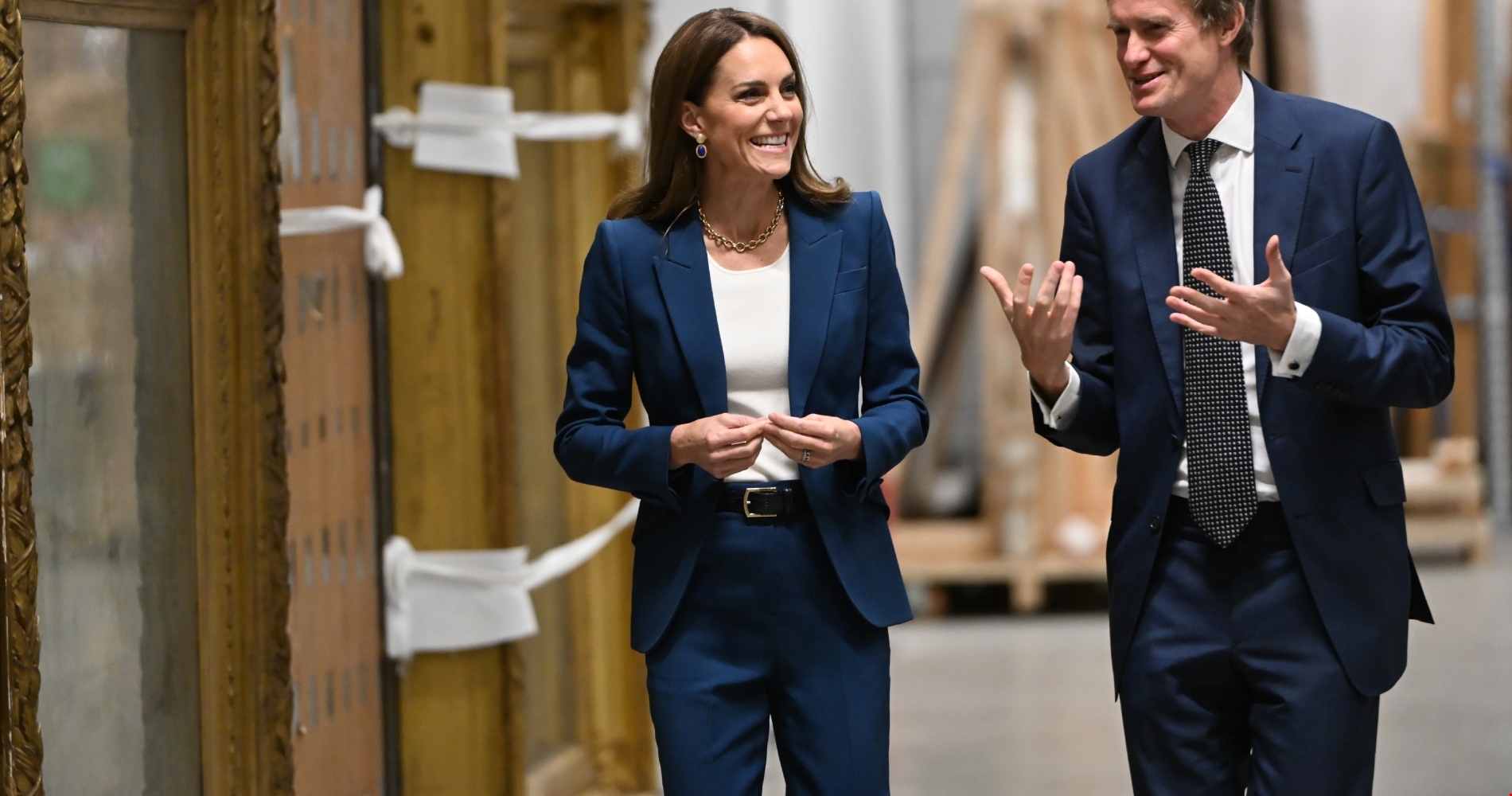 Letizia της Ισπανίας | Με denim παντελόνι στη μοναδική απόχρωση που χρειάζεσαι μαζί σου στις διακοπές σε νησί - εικόνα 1