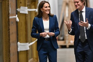 Letizia της Ισπανίας | Με denim παντελόνι στη μοναδική απόχρωση που χρειάζεσαι μαζί σου στις διακοπές σε νησί - εικόνα 1