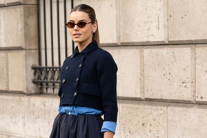 Το φούξια κοστούμι, η σατινέ φούστα και το λευκό παλτό | Όλες οι εμφανίσεις της Όλγας Κεφαλογιάννη στη Σαουδική Αραβία - εικόνα 4