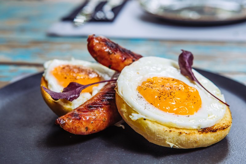 Avga matia me loukaniko agriogourounou