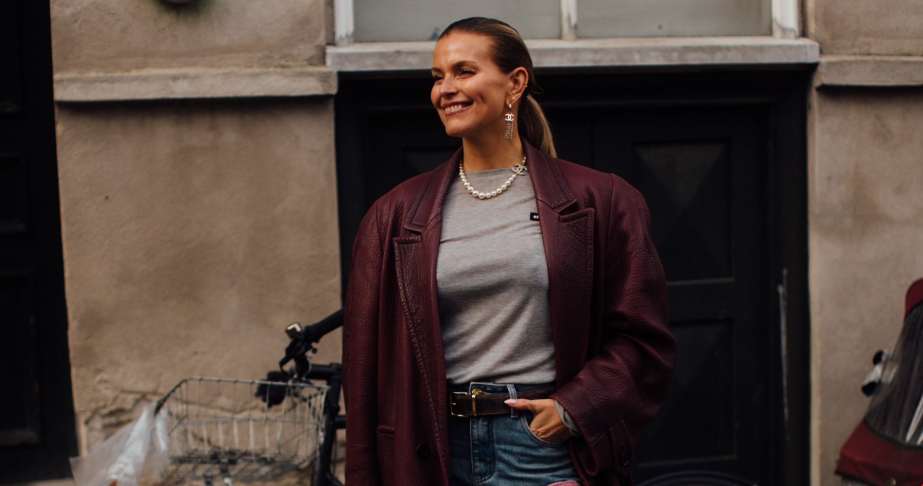 Η Σία Κοσιώνη με μπορντό παντελόνι | Το look που φόρεσε σε θεατρική πρεμιέρα - εικόνα 2