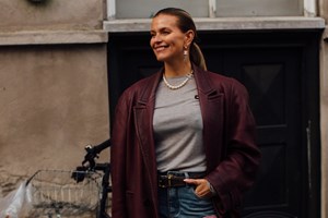 Η Σία Κοσιώνη με μπορντό παντελόνι | Το look που φόρεσε σε θεατρική πρεμιέρα - εικόνα 2