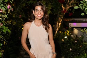 Κατερίνα Ευαγγελάτου | Με πεντικιούρ στην ανατρεπτική απόχρωση που οι κομψές γυναίκες επιλέγουν πάντα για το καλοκαίρι - εικόνα 1