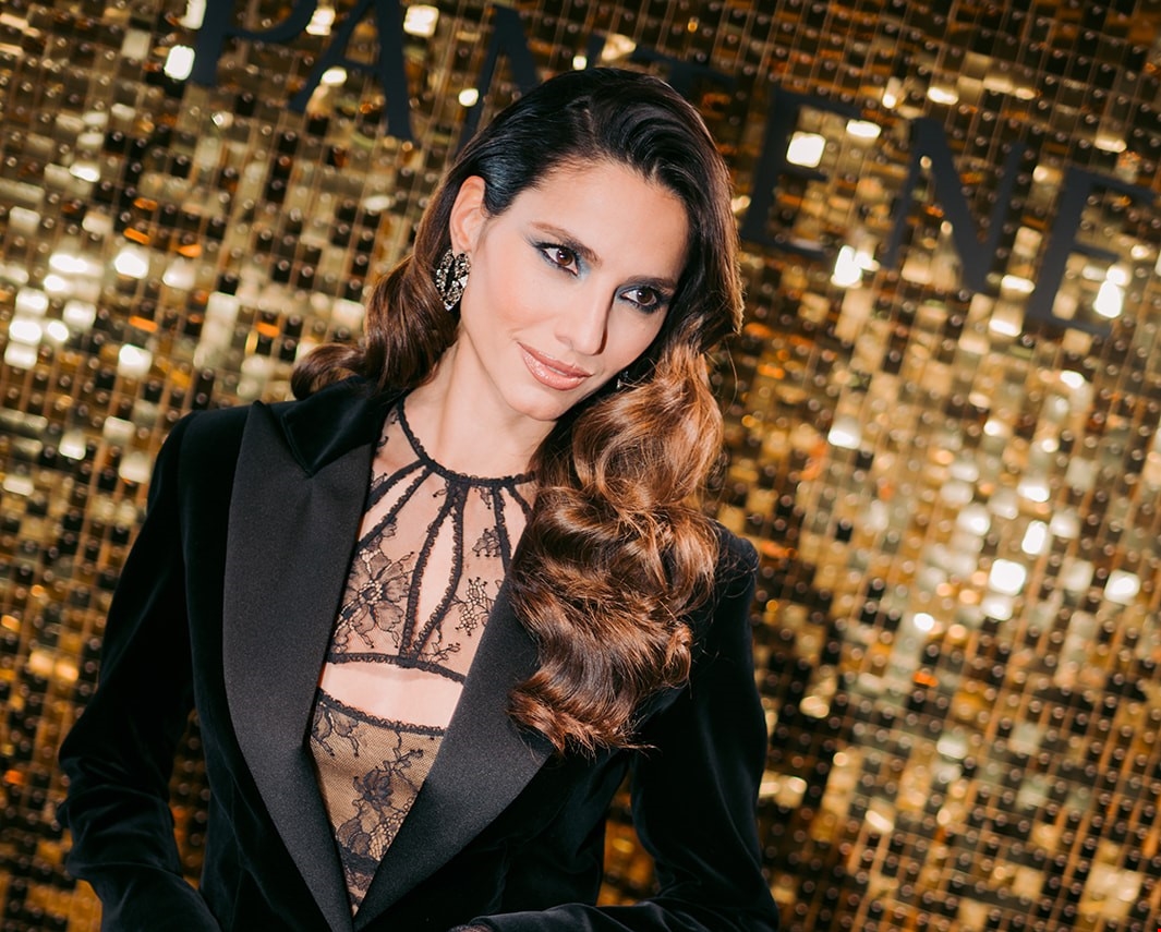 Ζενεβιέβ Μαζαρί | Η εμφάνιση με blazer dress από το brand της Ηλιάνας Παπαγεωργίου - εικόνα 1