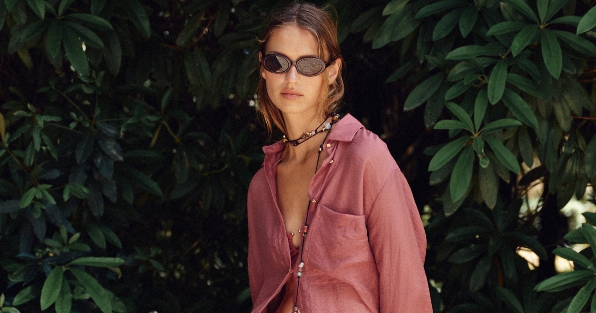 Το denim φόρεμα που θα φοράς όλο το καλοκαίρι αλλά και μέχρι τα βάθη του φθινοπώρου - εικόνα 1