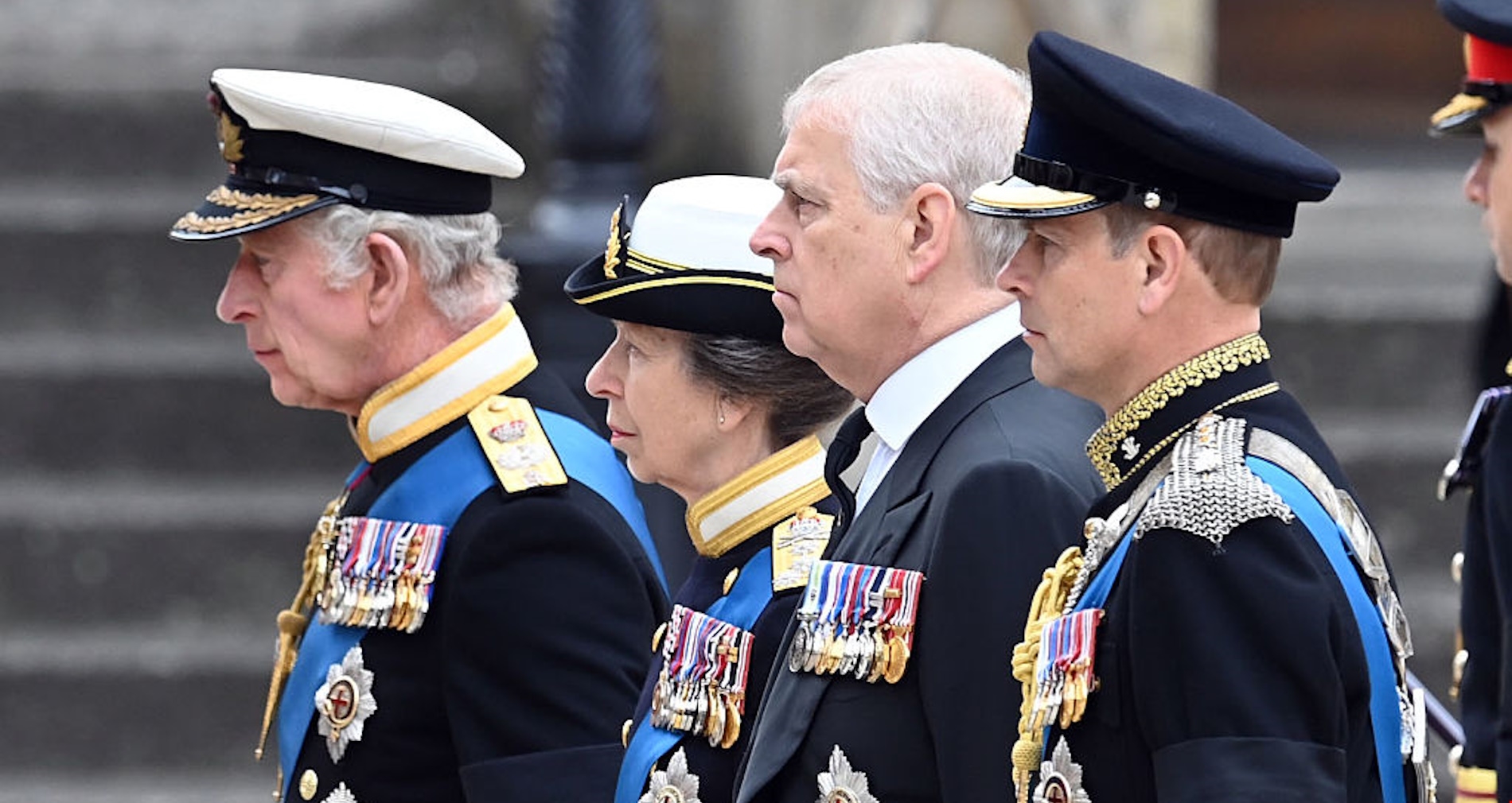 Kate Middleton | Mε εκτυφλωτικό ξανθό χρώμα στα μαλλιά και τις πέρλες της βασίλισσας Ελισάβετ στην κηδεία της δούκισσας του Κεντ - εικόνα 4