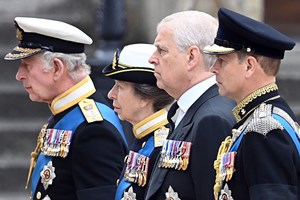 Kate Middleton | Mε εκτυφλωτικό ξανθό χρώμα στα μαλλιά και τις πέρλες της βασίλισσας Ελισάβετ στην κηδεία της δούκισσας του Κεντ - εικόνα 4