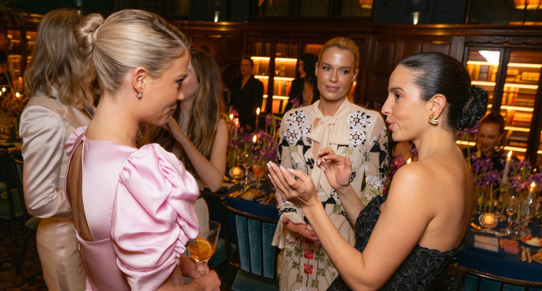 Βασίλισσα Maxima της Ολλανδίας | Με φόρεμα στην ανερχόμενη απόχρωση του καλοκαιριού που αναδεικνύει το μαύρισμα - εικόνα 2