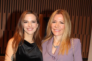 Μαριάννα Λάτση | H chic εμφάνιση με μπλε κοστούμι και sneakers σε σημαντική εκδήλωση - εικόνα 1