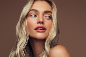 Αγάπη Πολίτη | Η απόχρωση που επιλέγει στο ρουζ της είναι η πιο κολακευτική για γυναίκες άνω των 50 - εικόνα 1