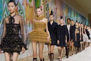 Η νέα haute couture συλλογή του οίκου Valentino ξύπνα όλες τις αισθήσεις - εικόνα 17