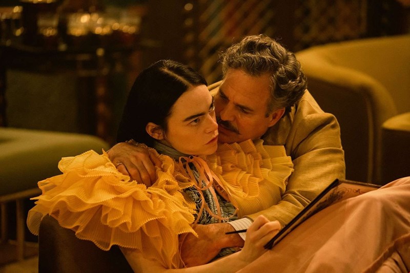Σκηνή από το Poor Things με τον Mark Ruffalo και την Emma Stone.