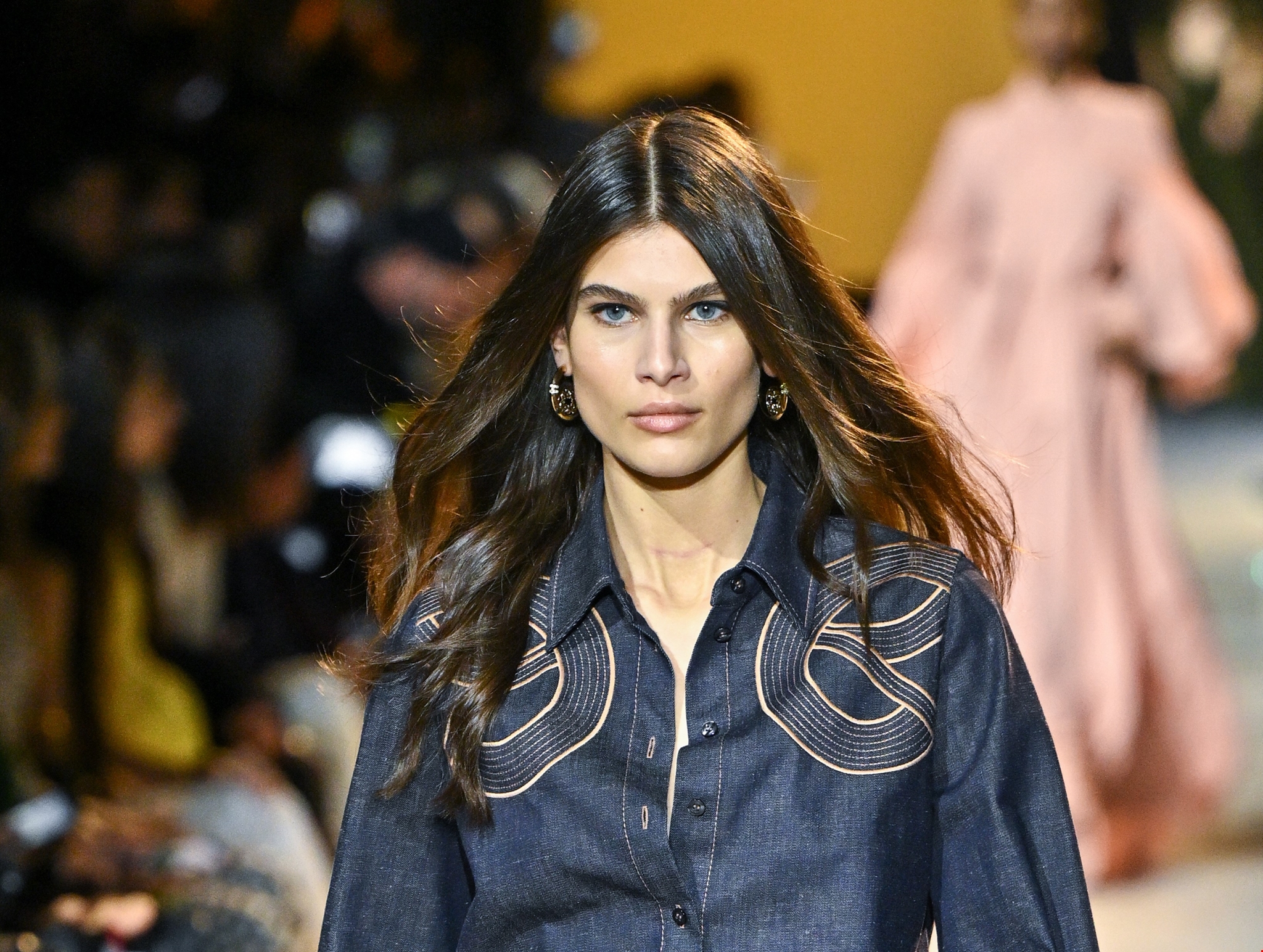 4 συμβουλές μακιγιάζ για κουκουλωτά μάτια που θα αλλάξουν τον τρόπο που βάφεσαι - εικόνα 1